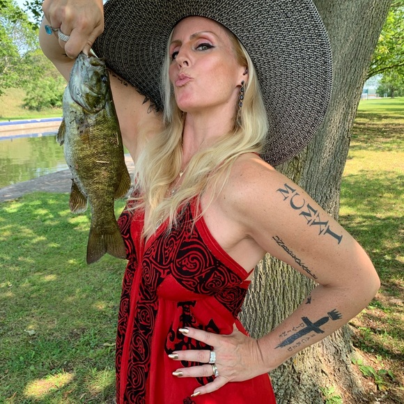 Meet your Posher, Lisa Michelle.💎 - Picture 15 of 15